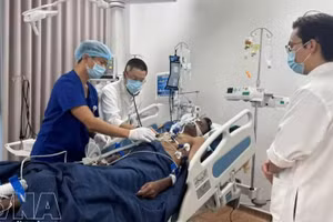 富国特区领导前往富国岛医院，看望正在接受治疗和护理的事故伤员。（图片来源：越通社）