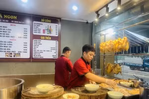 厨师正在为顾客准备鸡肉河粉。（图片来源：越通社）