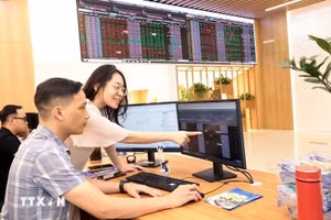 客户在保越证券股份公司位于河内总部的交易大厅进行交易。（图片来源：越通社）