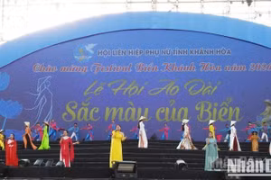 仪式现场上演的越南奥黛主题音乐节目。（阮忠 摄）
