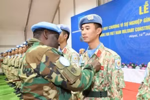 越南蓝盔官兵荣获联合国和平勋章。（文决 摄）