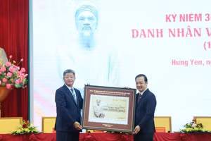 科学技术部代表向兴安省领导赠送“纪念文化名人黎贵惇诞辰300周年（1726-2026）” 特殊邮票。（图片来源：danviet.vn）