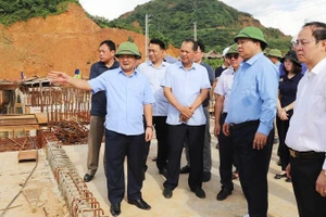 宣光省委书记侯阿令（Hầu A Lềnh）同志视察河江一坊芦江上的水坝施工进度。