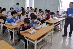 庆和省超过720所学校洪灾后迎接学生返校。（图片来源：VOV）