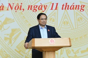 政府总理范明正在会上发表讲话。