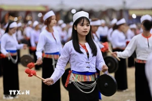 附图：芒族女性的服饰。（图片来源：越通社）