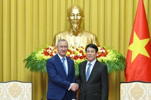 越南国家主席梁强会见俄罗斯卡卢加州州长弗拉迪斯拉夫·沙什帕。（水原 摄）