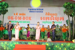 组委会在此次拜月节期间举行了多项文艺活动。