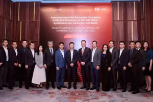 各位代表参加活动。