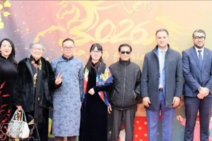 范杜日光（右三）先生参加在越南驻阿尔及利亚大使馆举行的2026年“家乡之春”活动。（图片来源：越通社）