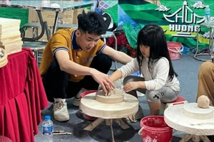 游客在2026年河内旅游节体验制作陶瓷。