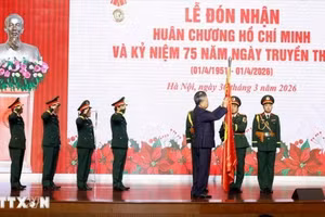 苏林总书记向108中央军医院授予了胡志明勋章（第二次）。（图片来源：越通社）