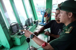 岘港市边防部队指挥部山茶边防站的干部、战士对渔民的渔船通信联络设备进行检查。（图片来源：越通社）