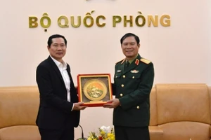 阮新疆大将会见老挝人民军总参谋长赛查·库玛西斯。（图片来源：越南人民军队报）