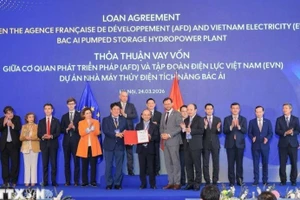 越南电力集团（EVN）与法国合作伙伴之间的北爱抽水蓄能电站两项贷款协议交换仪式。（图片来源：越通社）