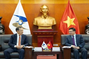 越南工贸部代理部长黎孟雄3月2日与欧亚经济委员会执行委员会主席巴基特詹•萨金塔耶夫举行工作会谈。（图片来源：工贸部）