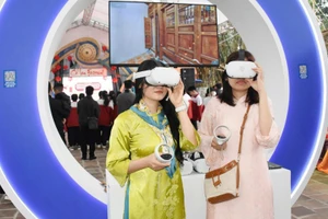 在东英乡古螺（Cổ Loa）庙会现场，“数字遗产与数字传统庙会”空间开展了多项活动：包括360度3D虚拟现实探索、3D全息投影（Hologram）以及利用增强现实（AR）技术重现古螺庙会盛况等。