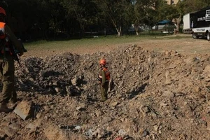 以色列贝尔谢巴（Be'er Sheva）遭到伊朗导弹袭击的现场 （2026年3月2日）。（图片来源：新华社/越通社）