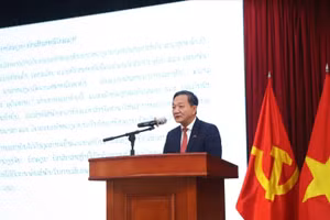 越南驻老挝大使阮明心在开幕仪式上致辞。（图片来源：越通社）