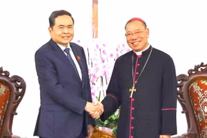 越南国会主席陈青敏与河内总教区总主教武文添。