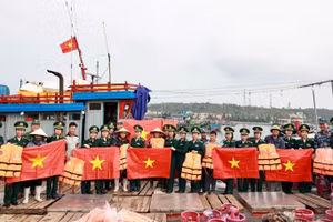 海防市边防部队和海警向渔民赠送国旗、救生衣和进行法律宣传。（耀玉 摄）