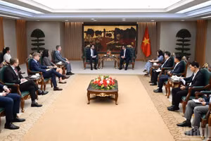 越南政府总理范明正会见英国驻越南大使伊恩·弗鲁。