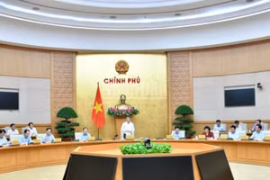 黎明兴总理主持召开政府党委常委会和政府常委会会议。（青江 摄）