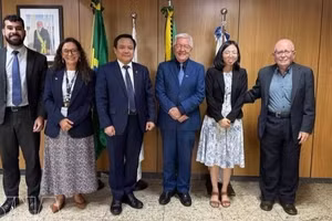 双方代表合影。（图片来源：越通社）