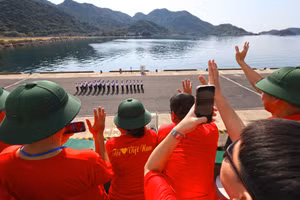 十号工作代表团启程造访长沙群岛和DK1/19海上高脚屋。