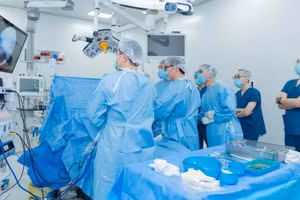 附图：越南医疗旅游产业有望在2033年实现近40亿美元收入。（图片来源：劳动报）