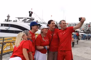 国际游客在下龙国际游轮码头拍照。