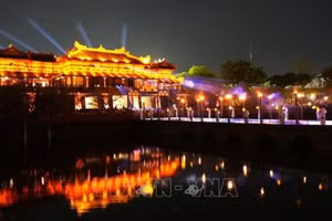 附图：顺化市用夜间旅游产品留住游客的脚步。