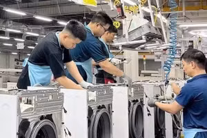 乐金电子越南海防有限责任公司的生产线。（忠坚 摄）