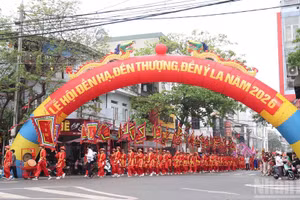 母神迎驾队伍穿过明春坊的中心街道。