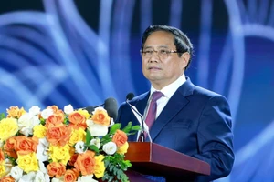 政府总理范明正在活动上发表讲话。（图片来源：VGP）