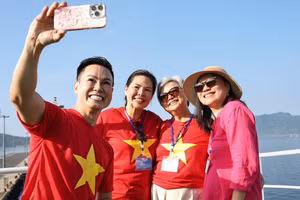 旅居海外越南侨胞探访长沙特区之旅。（耀玉 摄）