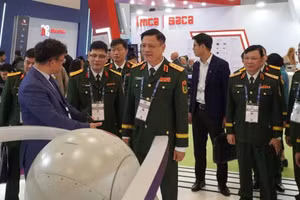 越南国防部高级代表团出席土耳其伊斯坦布尔防务与航空航天展览会。