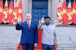 斯里兰卡总统阿努拉·库马拉·迪萨纳亚克主持仪式，欢迎越共中央总书记、国家主席苏林到访。（图片来源：越通社）