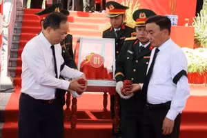 越共中央书记处常务书记陈锦秀出席在河静省举行的烈士追悼会及遗骸安葬仪式。