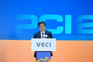 越南工商联合会主席胡士雄在会上发表讲话。（图片来源：越通社）