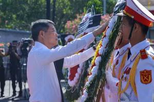 越南政府总理黎明兴出席广治省烈士遗骸追悼安葬仪式。（图片来源：VGP）