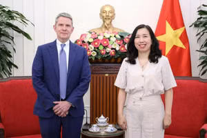 越南外交部副部长黎氏秋姮会见美国有线电视新闻网执行副总裁菲尔·尼尔森。（图片来源：dangcongsan.org.vn）
