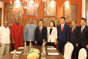 越共中央政策与战略委员会主任阮青毅会见印度共产党和印度共产党（马克思主义）领导人。（图片来源：越通社）