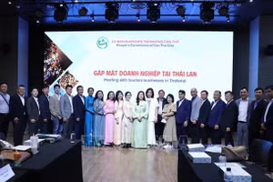 双方代表合影。（图片来源：越通社）