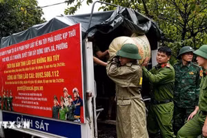 老街省巴刹乡公安干部和民警协助受灾群众转移财产至安全地点。（图片来源：越通社）