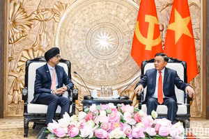 越共中央书记处常务书记陈锦秀会见新加坡驻越大使拉杰帕尔·辛格。