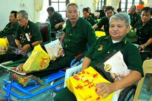 附图：越南国家主席向革命有功人员发放丙午年春节慰问品的决定。