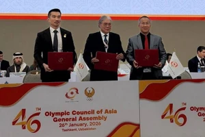 柬埔寨国家奥林匹克委员会秘书长瓦占伦与金边市副市长森·万纳同亚洲奥林匹克理事会代理主席蒂莫西·福克斯签署了关于柬埔寨主办2031年第五届亚洲青年运动会的承办协议。（图片来源：柬埔寨国家奥林匹克委员会）