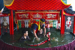 向后代传授水上木偶戏知识。（耀玉 摄）