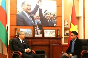 阿塞拜疆驻越大使肖夫吉·卡迈勒·奥卢·梅赫迪扎德接受越通社记者采访。（图片来源：越通社）